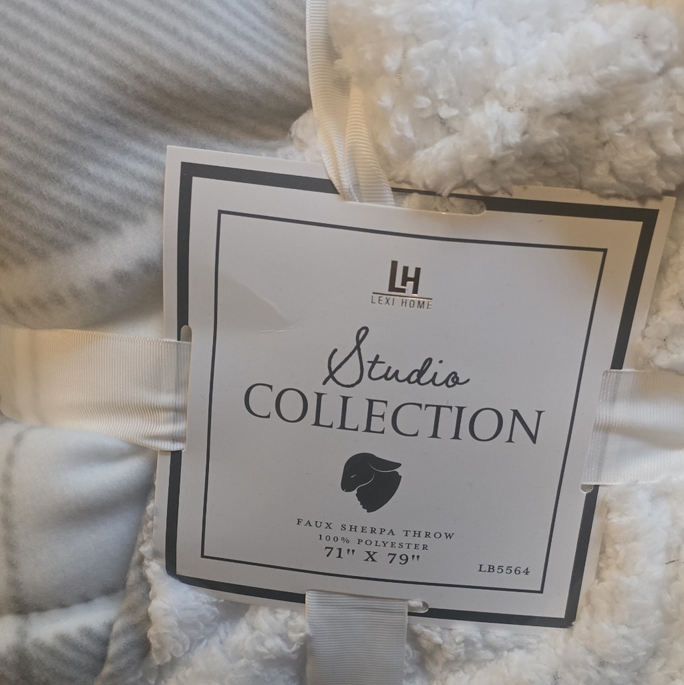Sherpa Throw Blanket -New White Gray Plaid Softest Faux Sherpa  XL 71 in x 79in